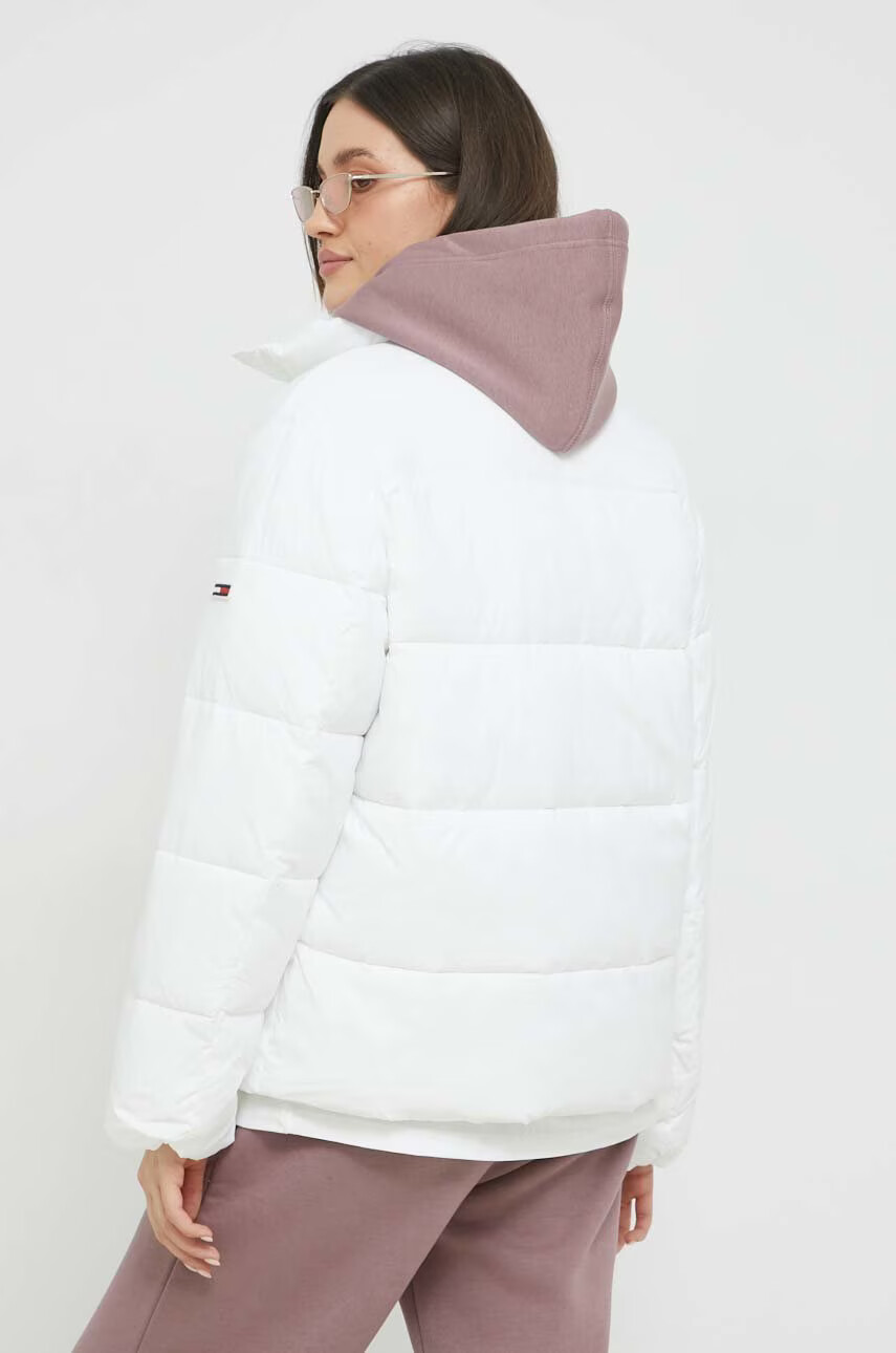 Tommy Jeans Яке в бяло със зимна изолация с уголемена кройка - Pepit.bg