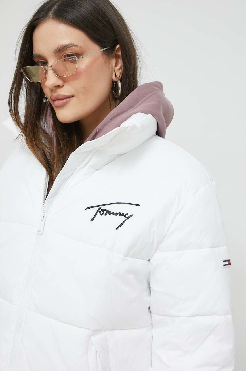 Tommy Jeans Яке в бяло със зимна изолация с уголемена кройка - Pepit.bg