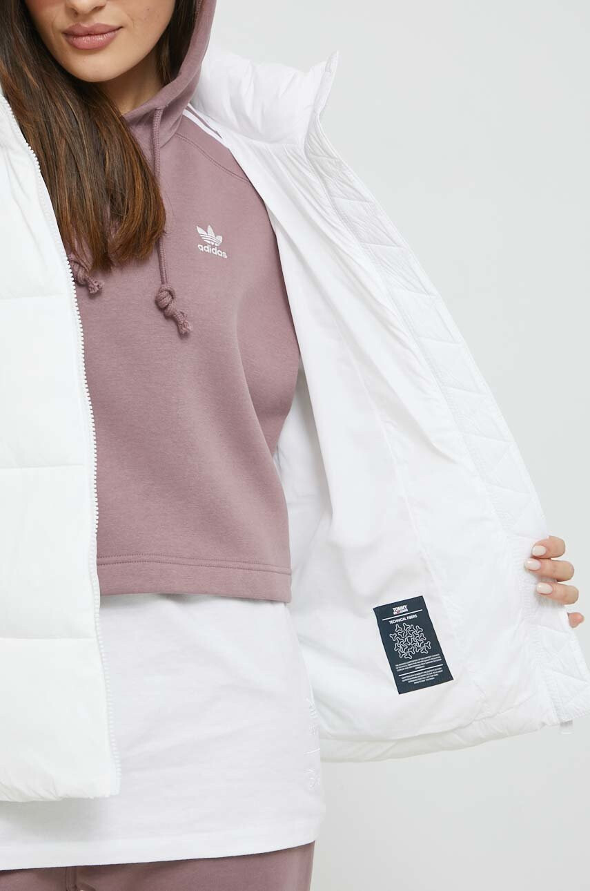 Tommy Jeans Яке в бяло със зимна изолация с уголемена кройка - Pepit.bg