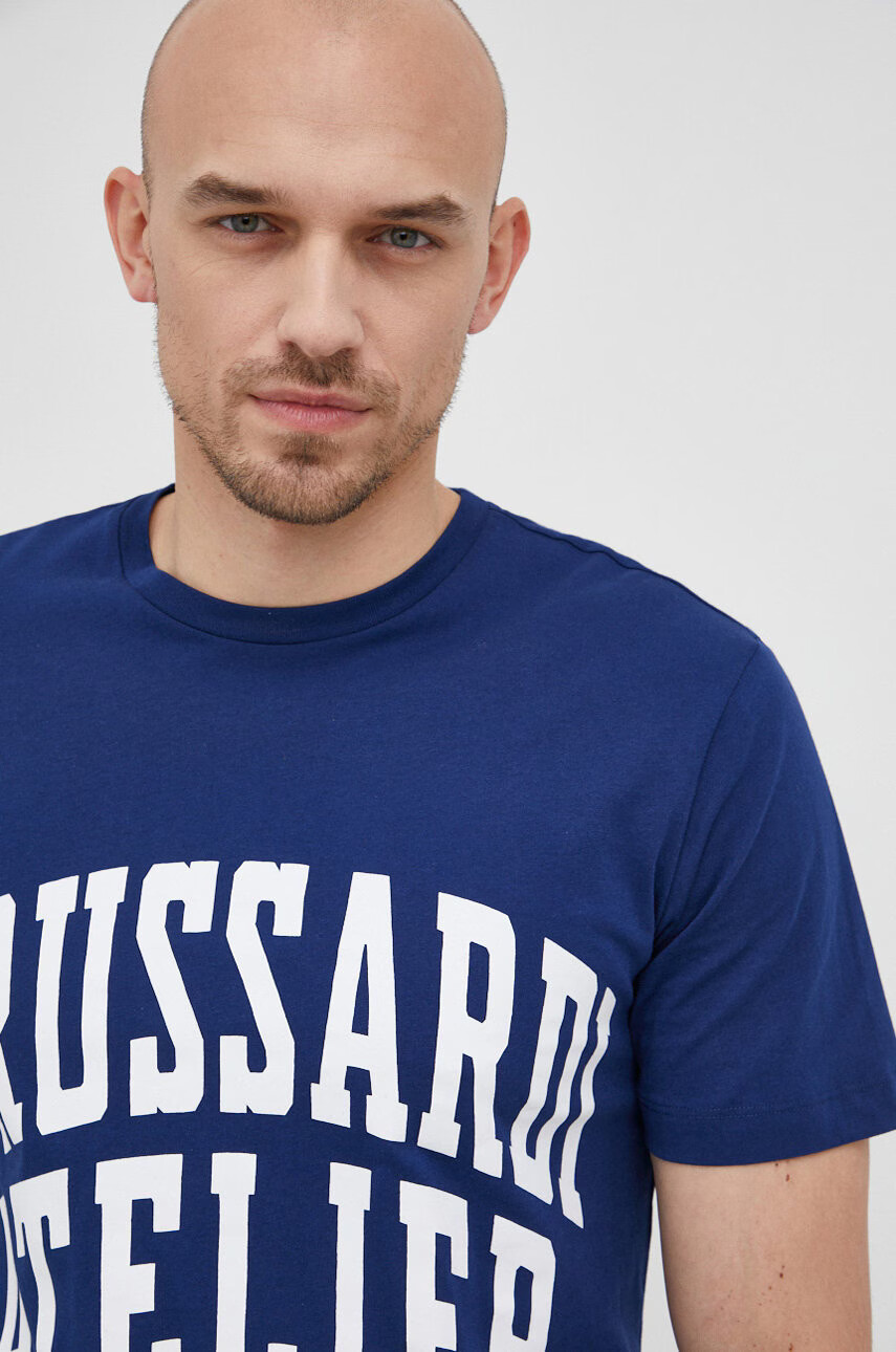 Trussardi Памучна тениска в тъмносиньо с принт - Pepit.bg