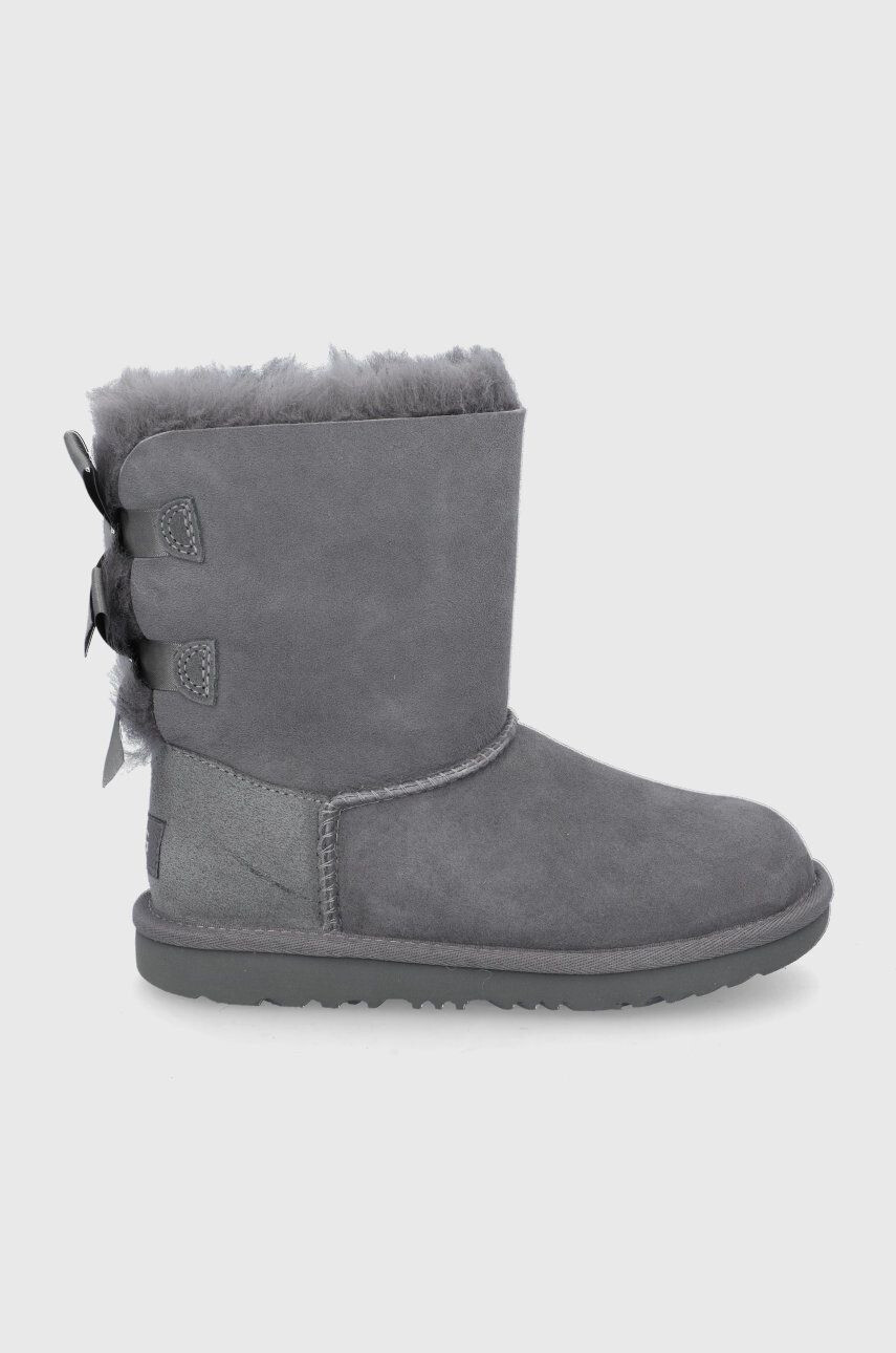 Ugg Детски велурени апрески Bailey Bow II в сиво - Pepit.bg