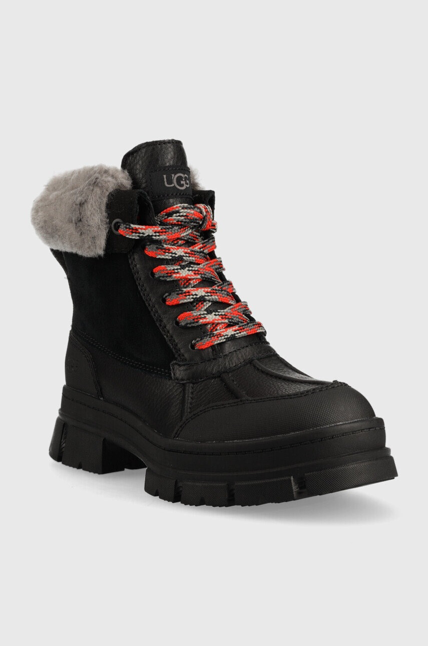 Ugg Кожени боти W Ashton Addie в черно с платформа с изолация - Pepit.bg