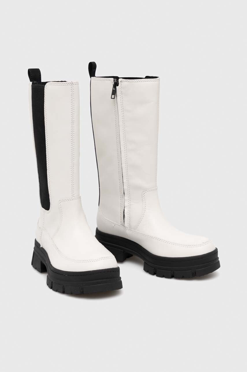 Ugg Кожени ботуши W Ashton High Chelsea в бяло с равна подметка - Pepit.bg