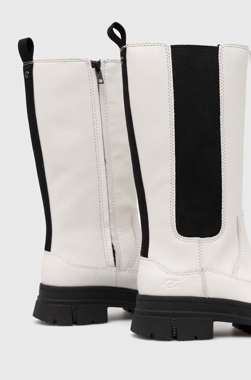 Ugg Кожени ботуши W Ashton High Chelsea в бяло с равна подметка - Pepit.bg