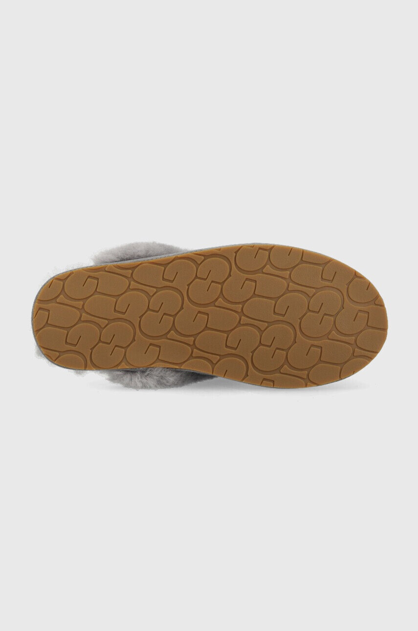Ugg Велурени чехли W Scuffette Ii в сиво - Pepit.bg