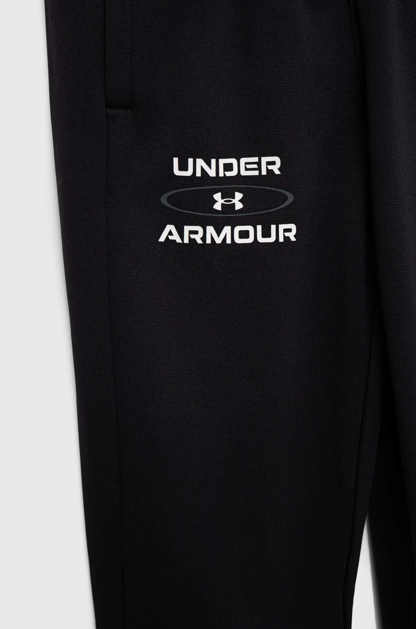 Under Armour Детски спортен панталон в черно с принт - Pepit.bg