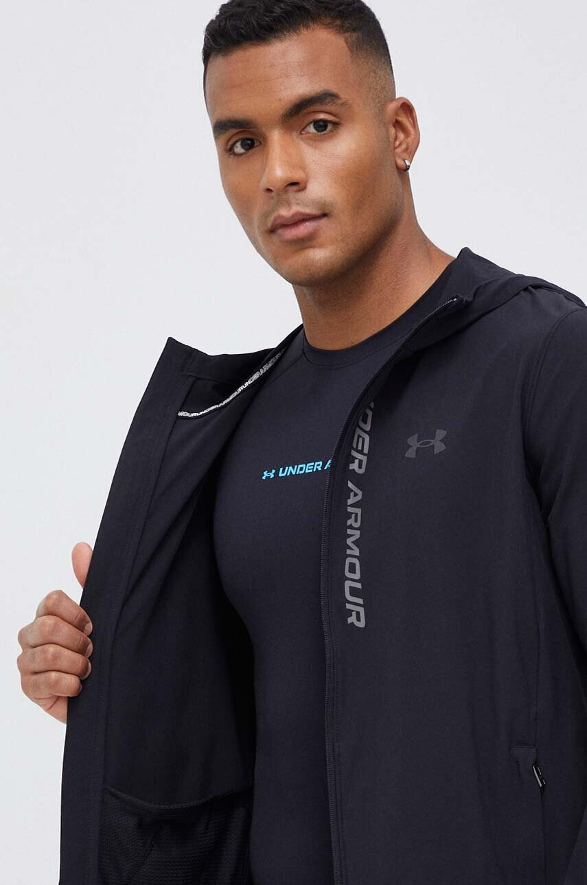 Under Armour Яке за бягане OutRun The Storm в черно - Pepit.bg