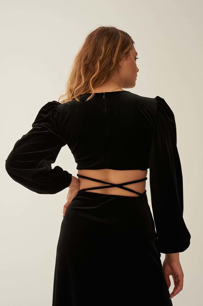 Undress Code Блуза в черно с изчистен дизайн - Pepit.bg