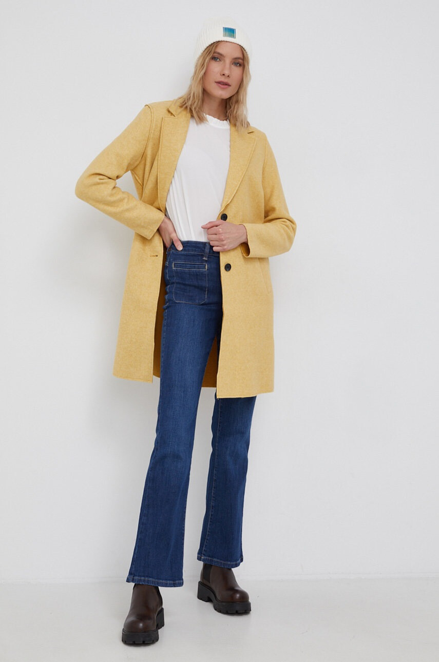 Vero Moda Палто в жълто с преходна изолация - Pepit.bg