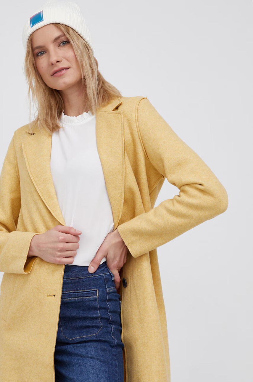 Vero Moda Палто в жълто с преходна изолация - Pepit.bg