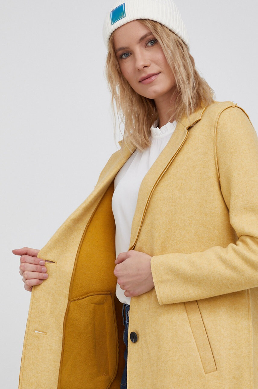 Vero Moda Палто в жълто с преходна изолация - Pepit.bg