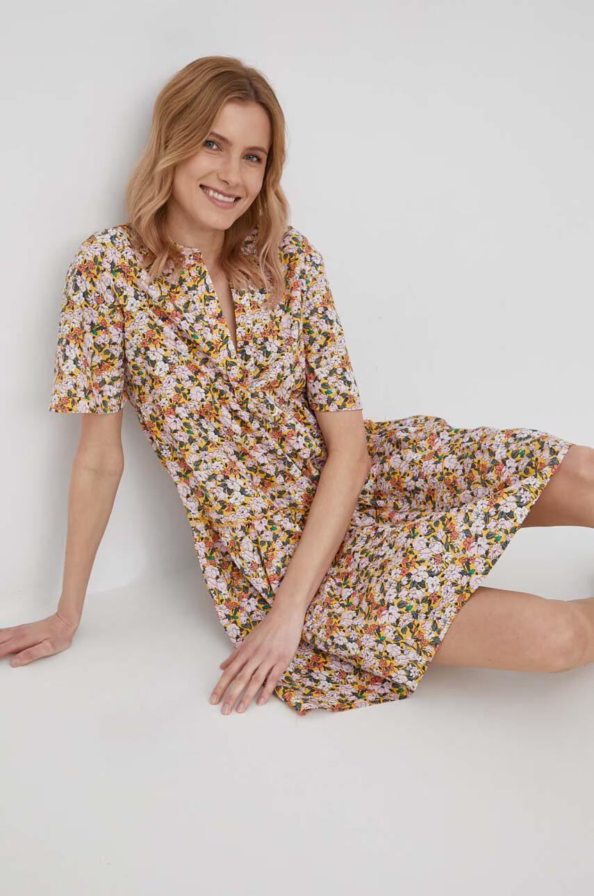 Vero Moda Памучна рокля в жълто къс модел разкроен модел - Pepit.bg