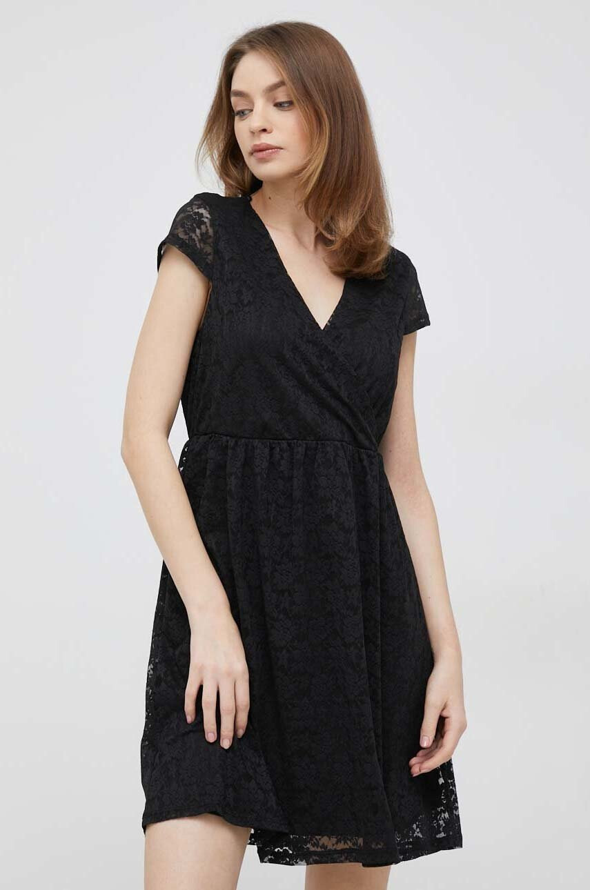 Vero Moda Рокля в черно къс модел разкроен модел - Pepit.bg