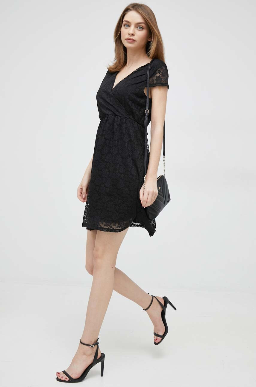 Vero Moda Рокля в черно къс модел разкроен модел - Pepit.bg
