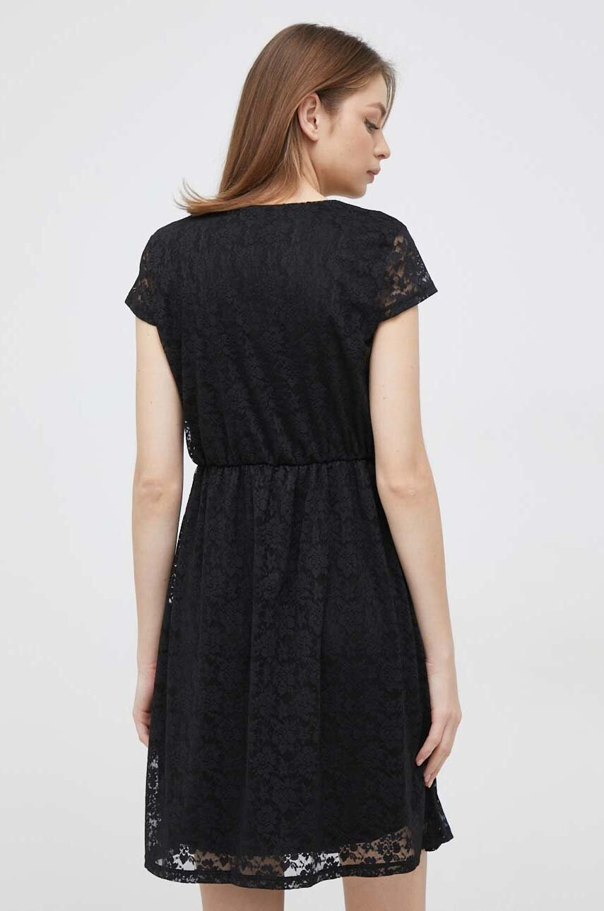 Vero Moda Рокля в черно къс модел разкроен модел - Pepit.bg