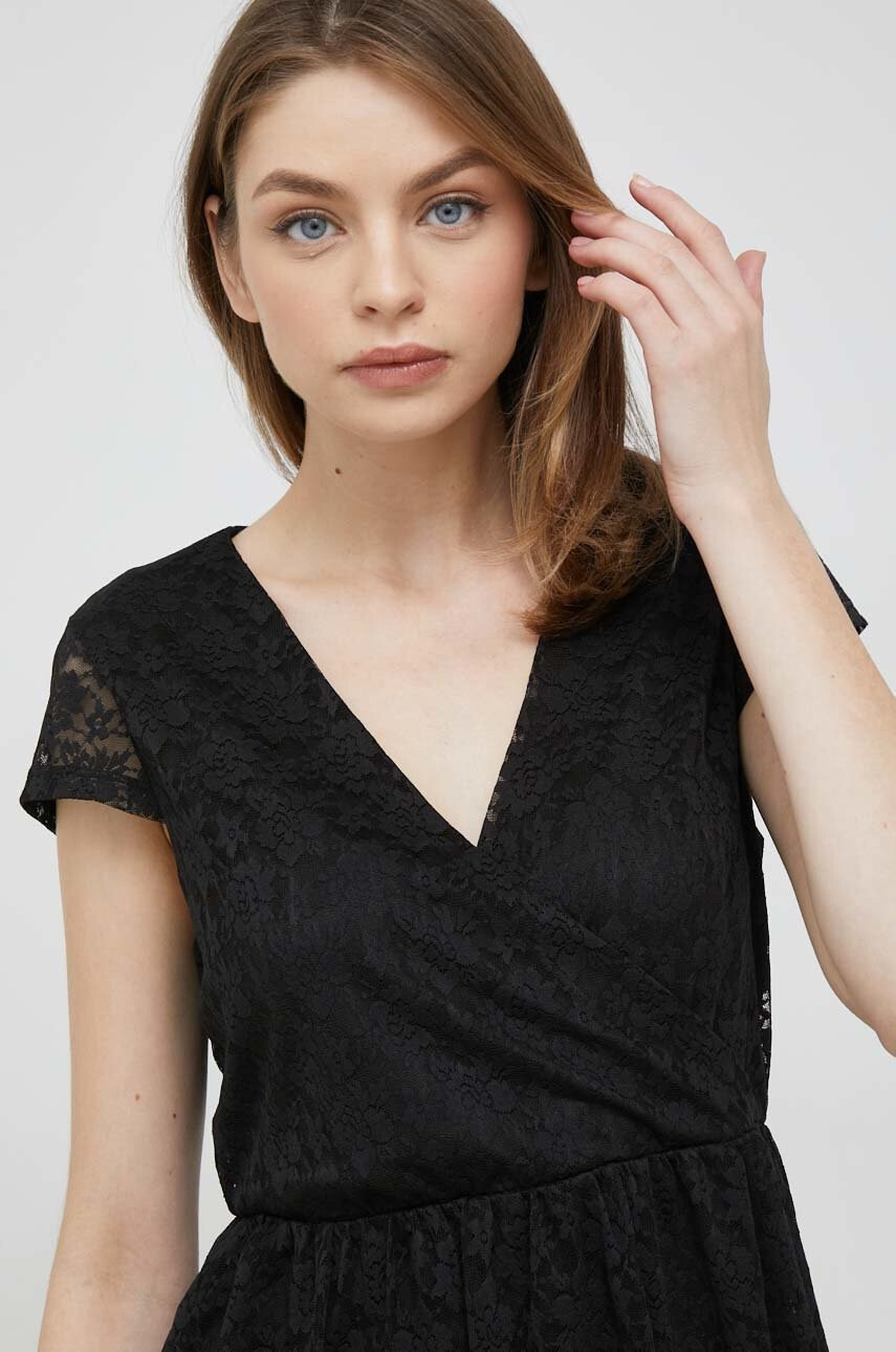 Vero Moda Рокля в черно къс модел разкроен модел - Pepit.bg