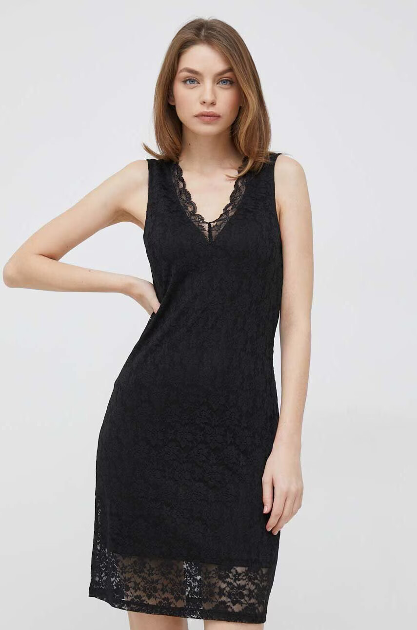 Vero Moda Рокля в черно къс модел с кройка по тялото - Pepit.bg