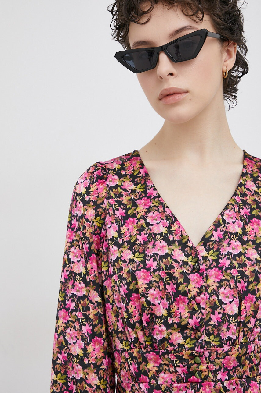 Vero Moda Рокля в розово къс модел разкроен модел - Pepit.bg