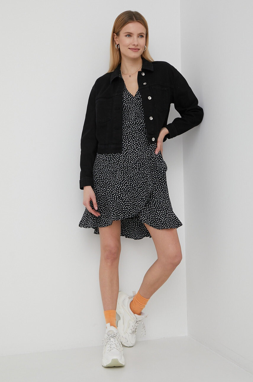 Vero Moda Рокля в черно къс модел разкроен модел - Pepit.bg