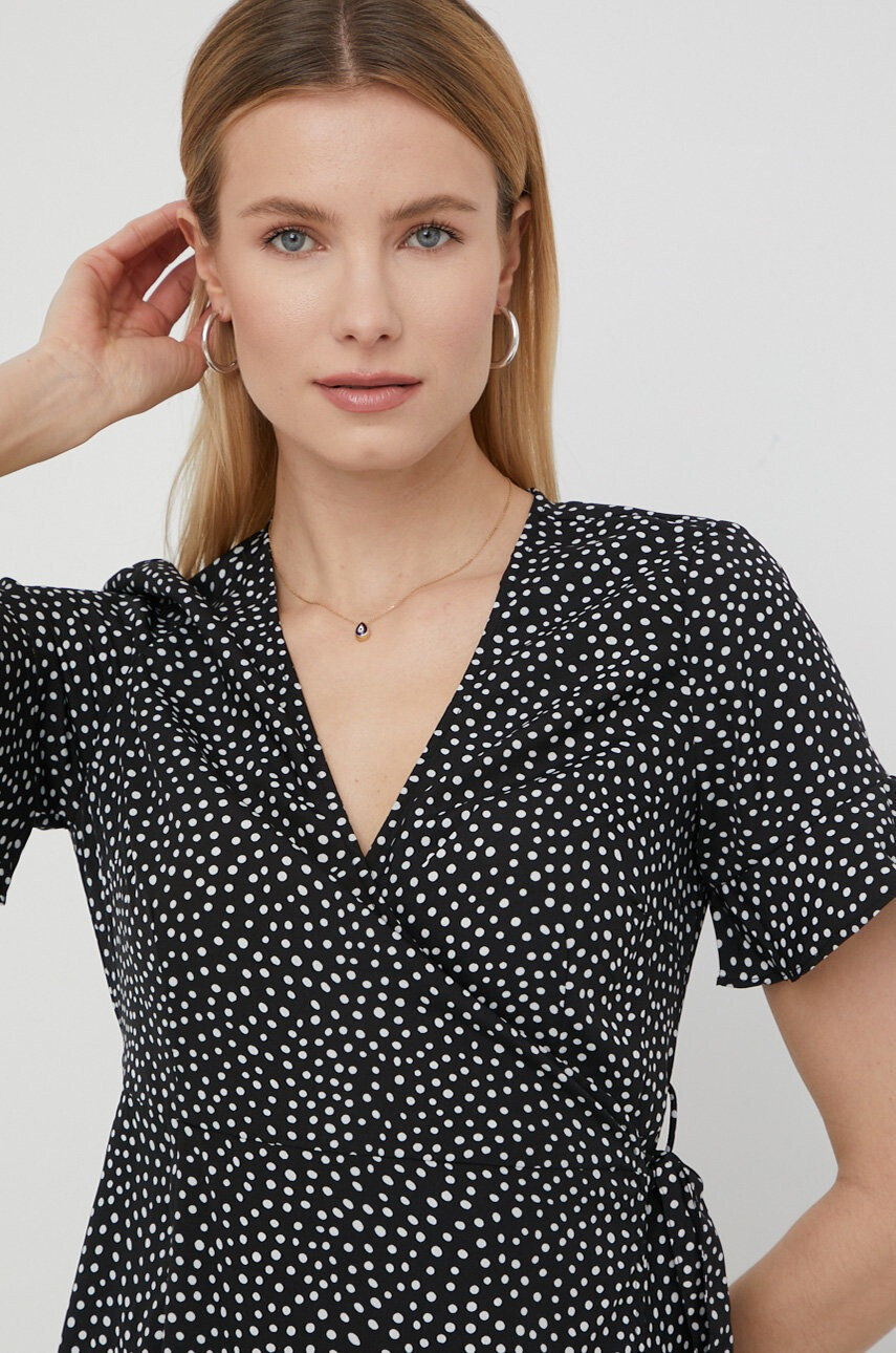 Vero Moda Рокля в черно къс модел разкроен модел - Pepit.bg