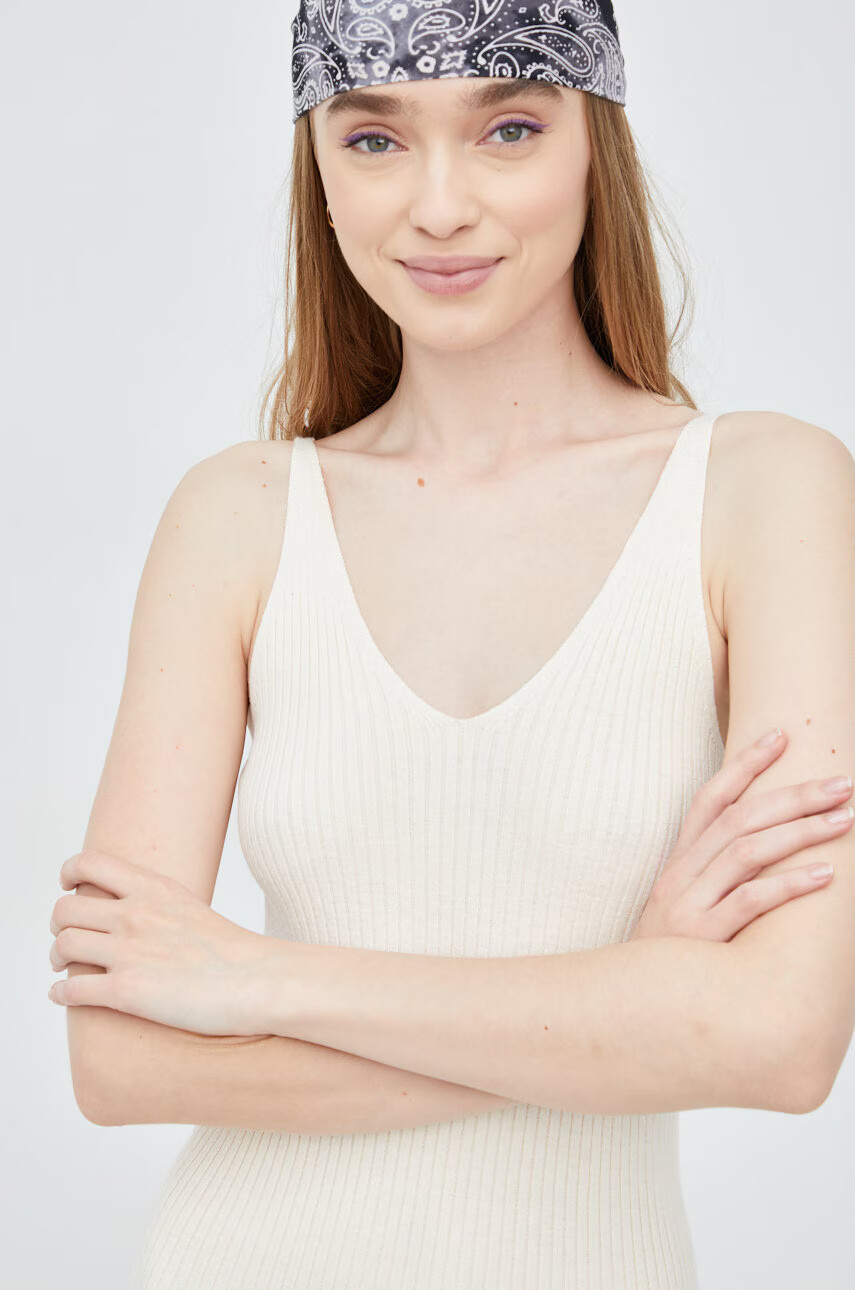 Vero Moda Рокля в бежово къс модел с кройка по тялото - Pepit.bg