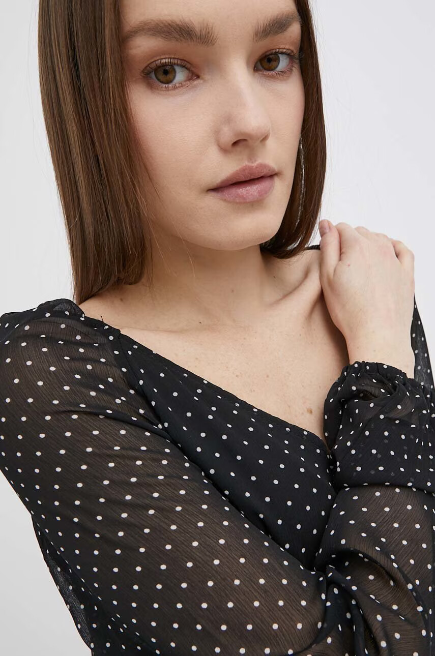 Vero Moda Рокля в черно къс модел разкроен модел - Pepit.bg