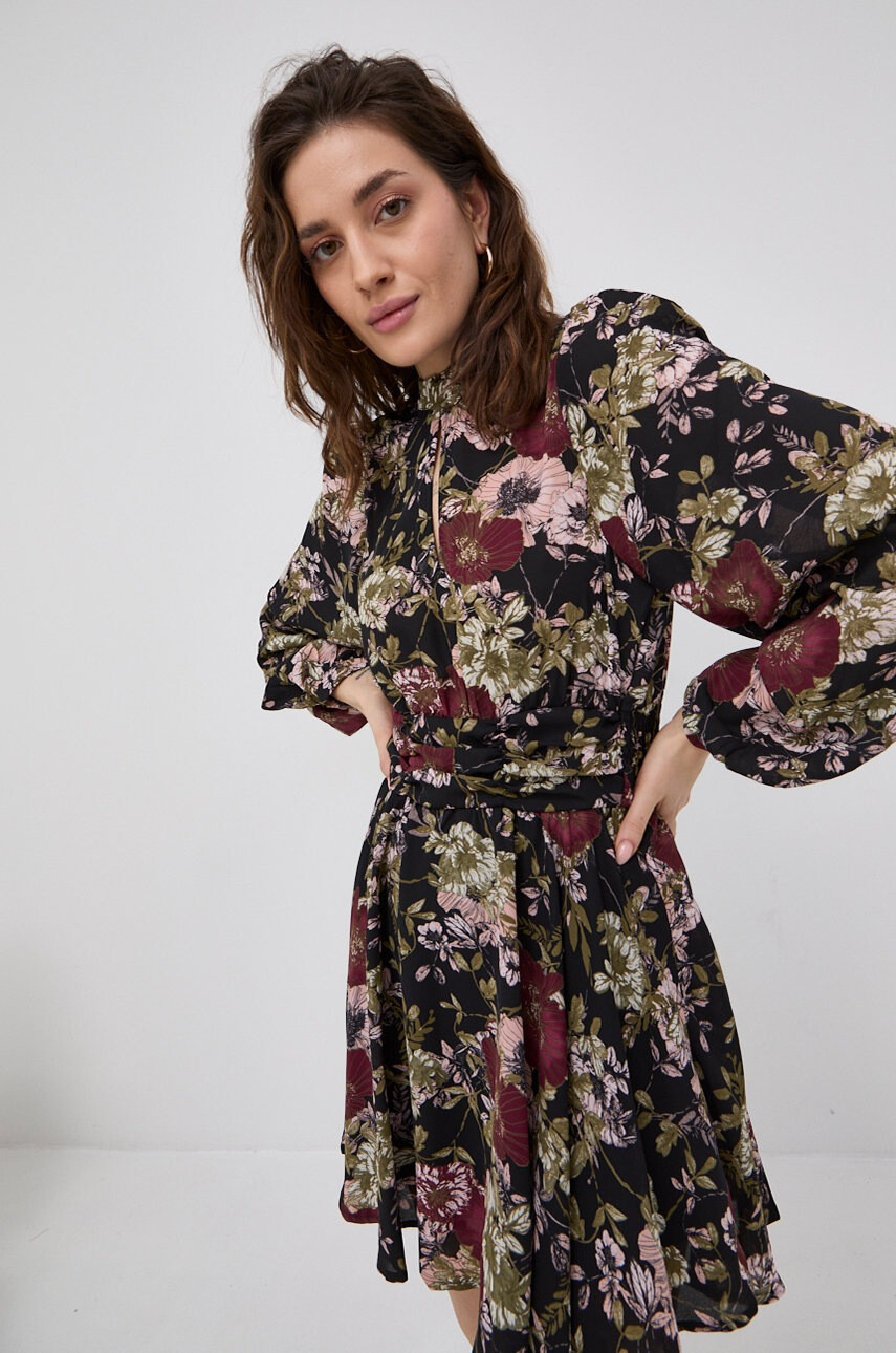 Vero Moda Рокля в черно къс модел разкроен модел - Pepit.bg