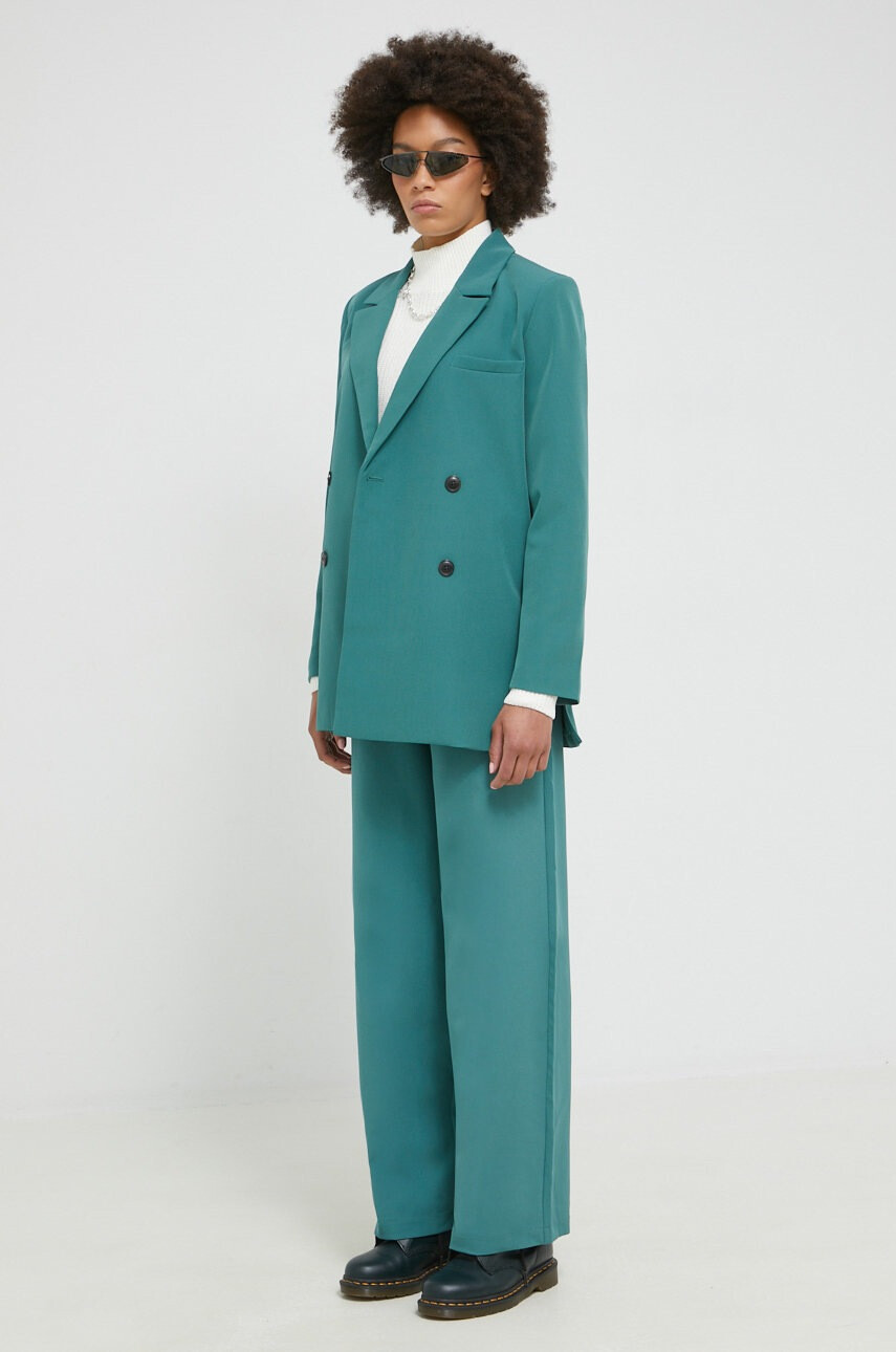 Vila Панталони Vikanea в черно със стандартна кройка с висока талия - Pepit.bg