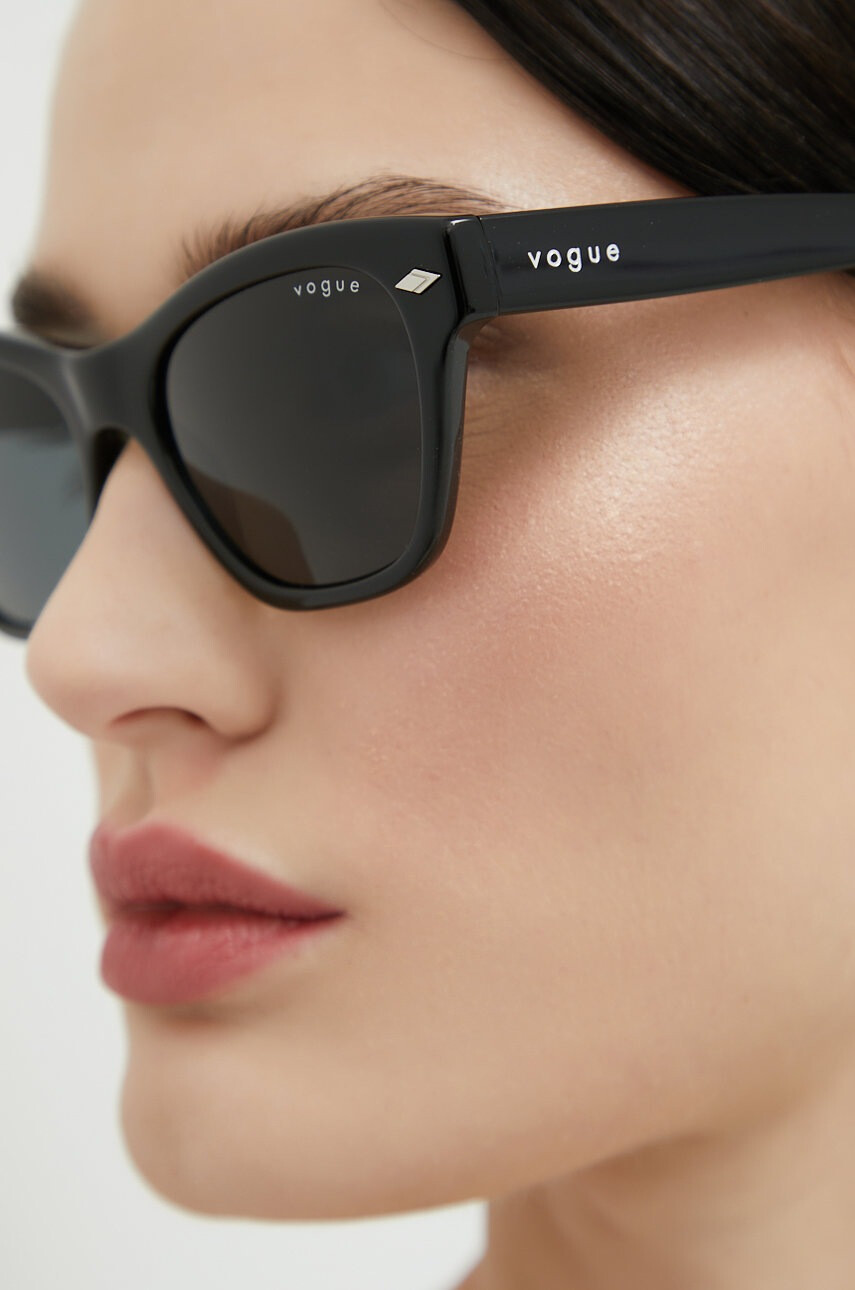Vogue Слънчеви очила в черно - Pepit.bg