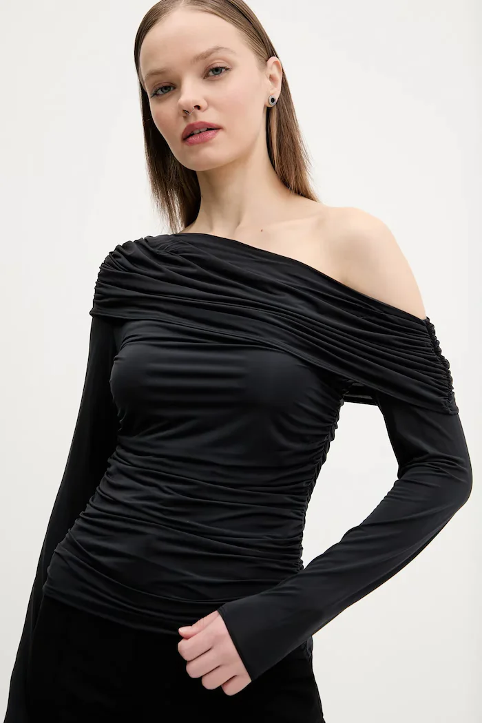 Abercrombie & Fitch Блуза в черно с изчистен дизайн KI139-5204