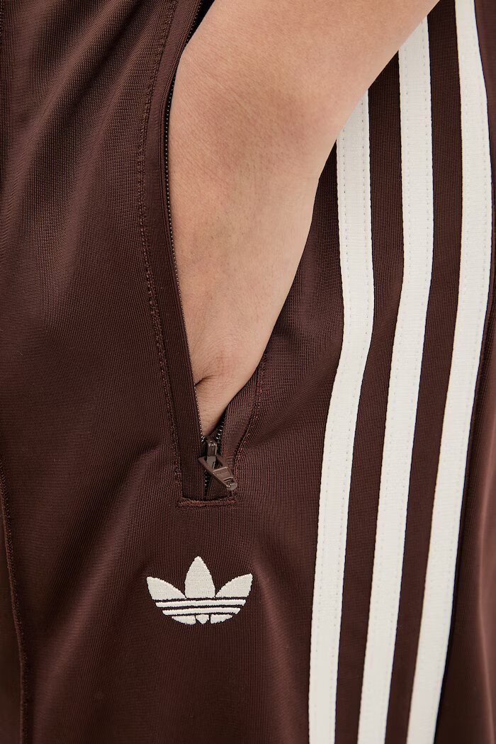 adidas Originals Спортен панталон Firebird Tp в кафяво с апликация KD2526