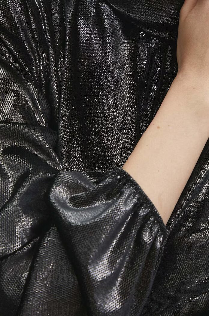 Answear.LAB Блуза в черно с изчистен дизайн
