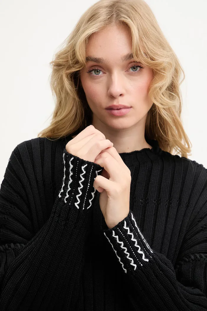 Answear.LAB Памучен пуловер в черно от лека материя