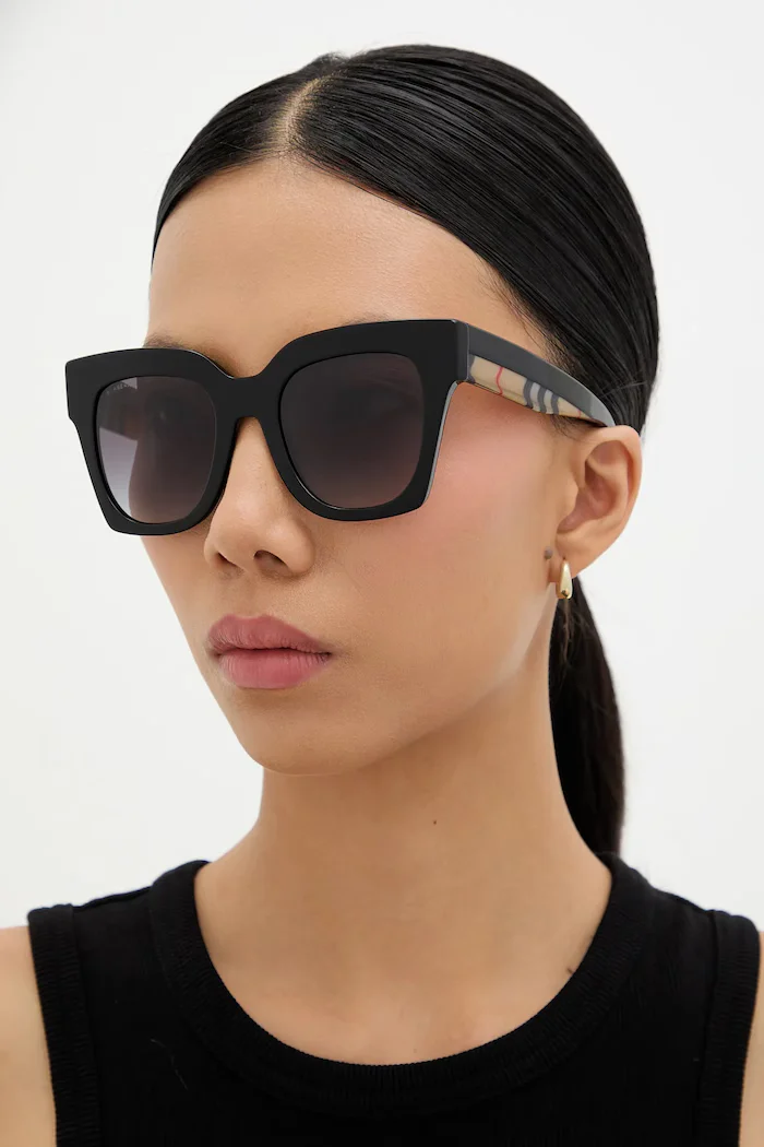 Burberry Слънчеви очила KITTY в черно 0BE4364