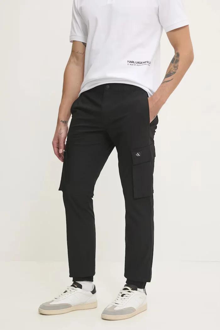 Calvin Klein Jeans Панталон в черно с кройка по тялото J30J327614