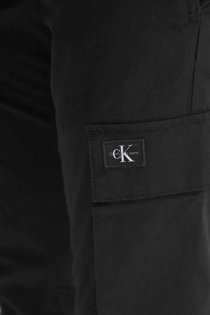 Calvin Klein Jeans Панталон в черно с кройка по тялото J30J327614