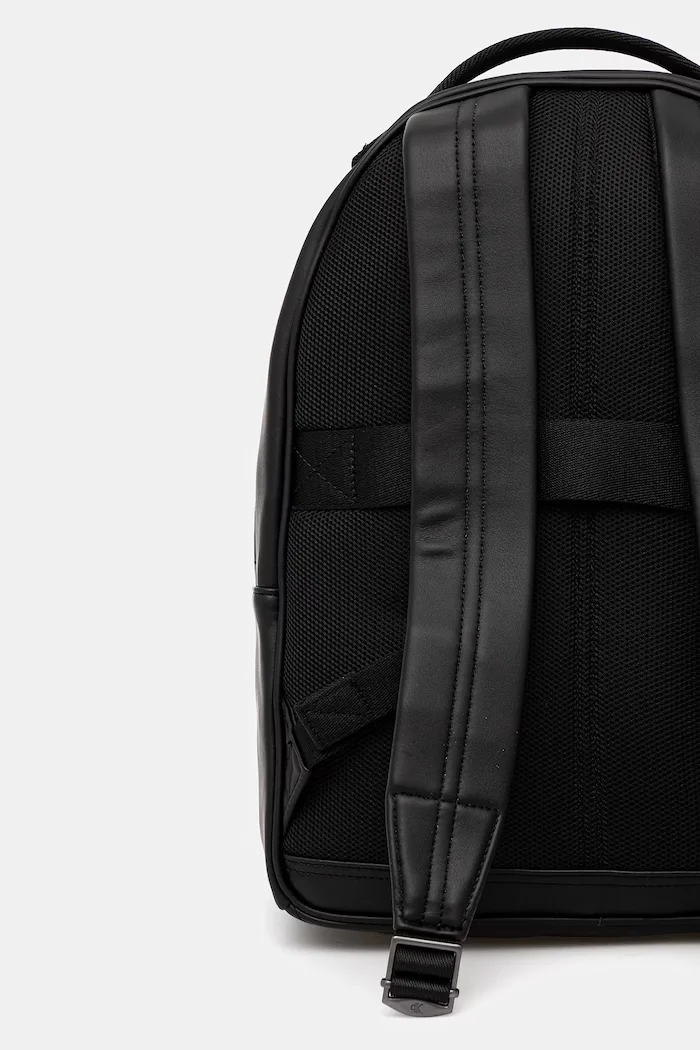 Calvin Klein Раница в черно голям размер с изчистен дизайн LV04D3246G