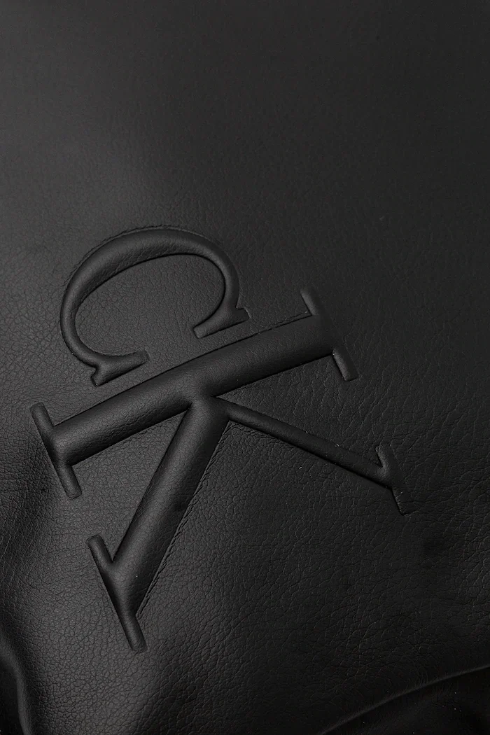 Calvin Klein Раница в черно голям размер с изчистен дизайн LV04D3246G