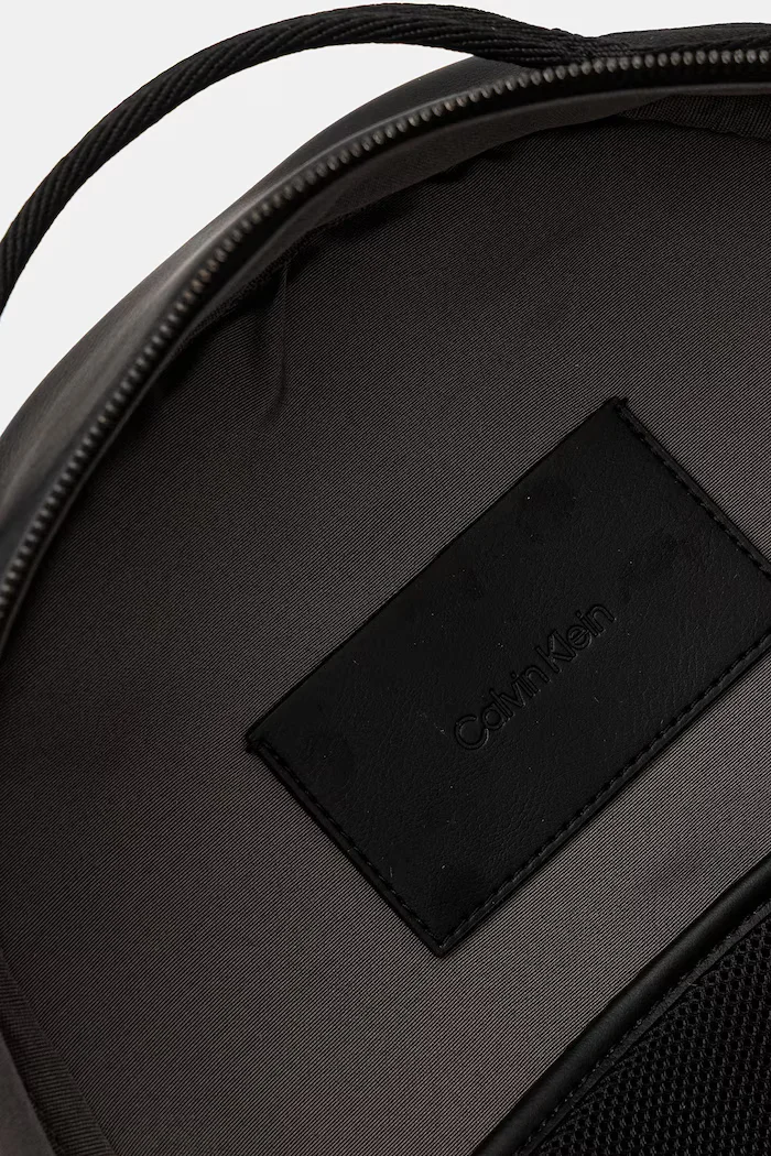 Calvin Klein Раница в черно голям размер с изчистен дизайн LV04D3246G