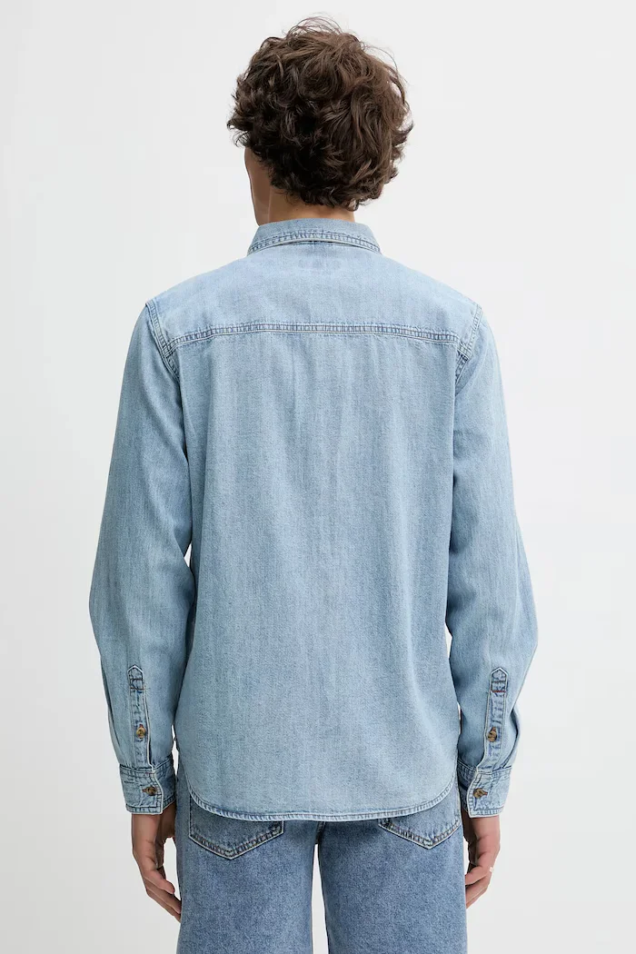 Guess Jeans Памучна риза в синьо със стандартна кройка с класическа яка M5GH56 D5M82