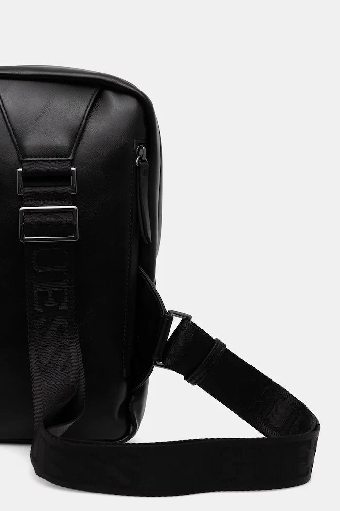 Guess Раница BOSTON в черно малък размер с изчистен дизайн HMBOCA P5326