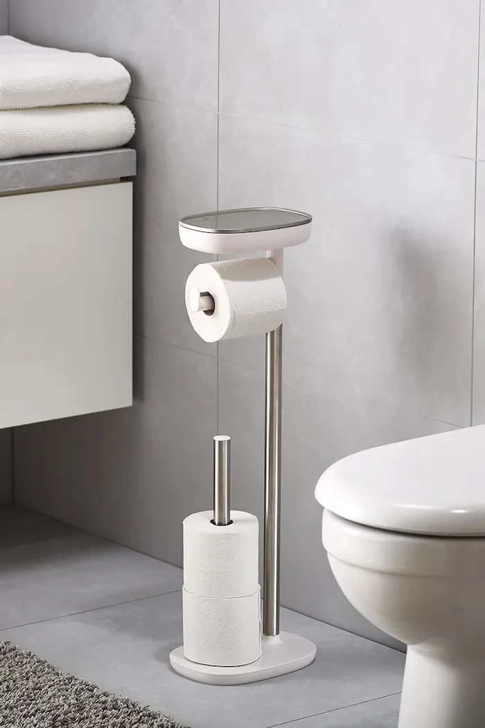 Joseph Joseph Стойка за тоалетна хартия с рафт EasyStore 68 cm в бяло