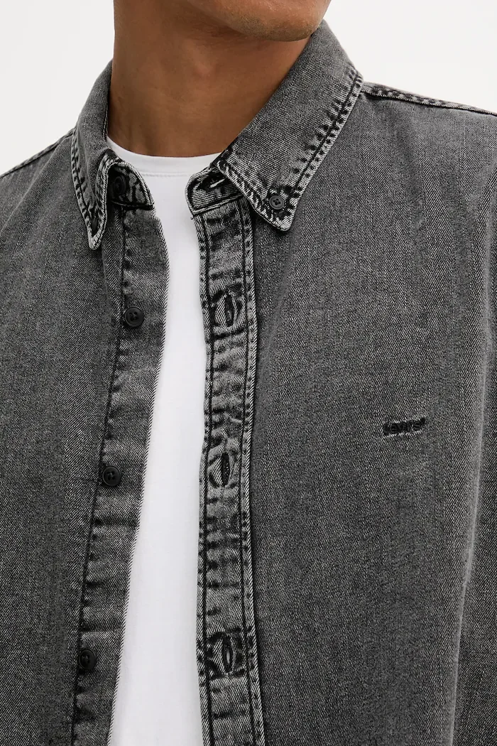 Levi's Дънкова риза в черно със стандартна кройка с яка с копче A7210
