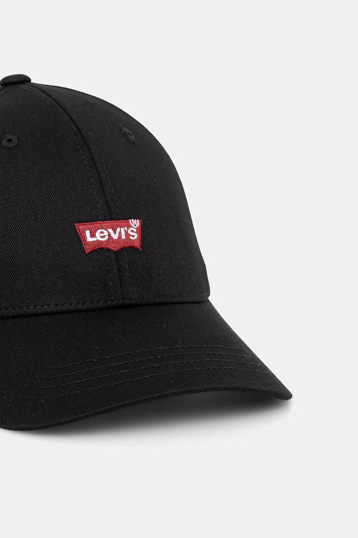 Levi's Шапка с козирка в черно с апликация
