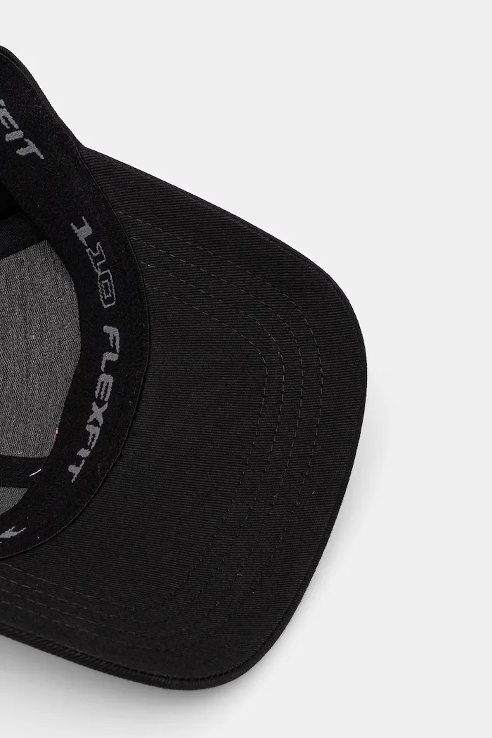 Levi's Шапка с козирка в черно с апликация