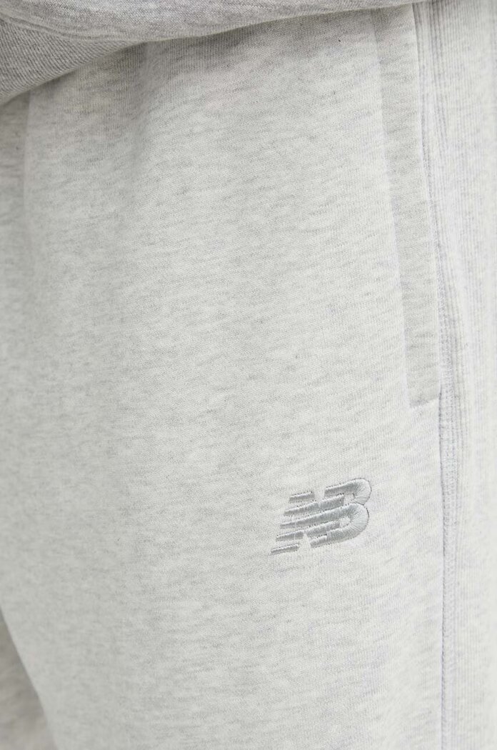 New Balance Памучен спортен панталон MP41508AHH в сиво с апликация