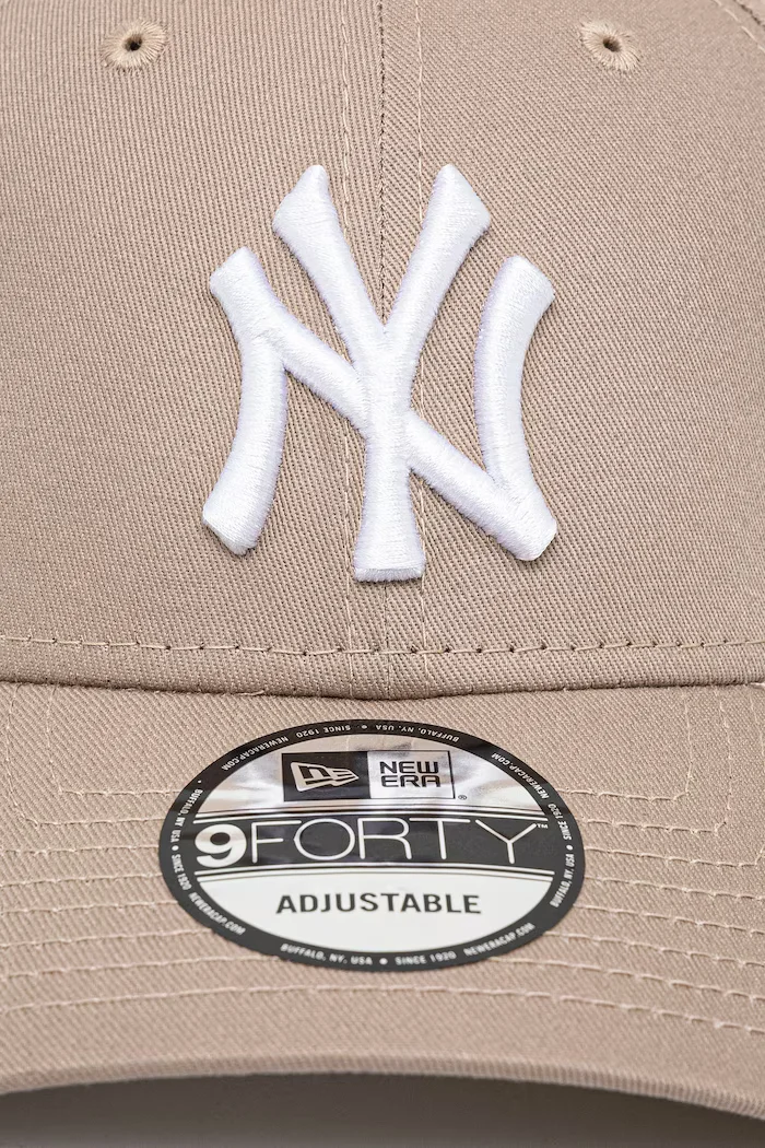 New Era Памучна шапка с козирка LEAGUE ESSENTIAL 9FORTY® в бежово с изчистен дизайн 60471457