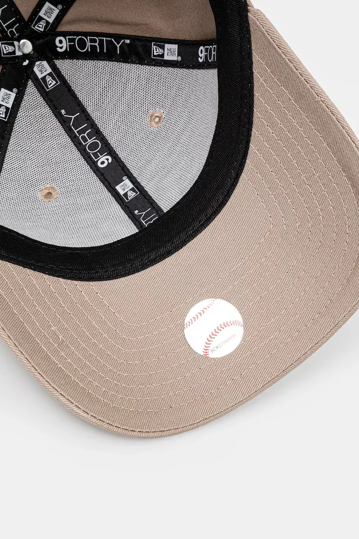 New Era Памучна шапка с козирка LEAGUE ESSENTIAL 9FORTY® в бежово с изчистен дизайн 60471457