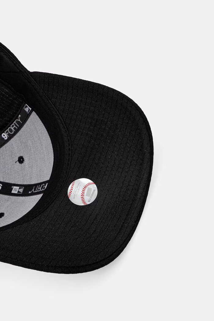 New Era Шапка с козирка FLAWLESS MESH 9FORTY® в черно 60691115