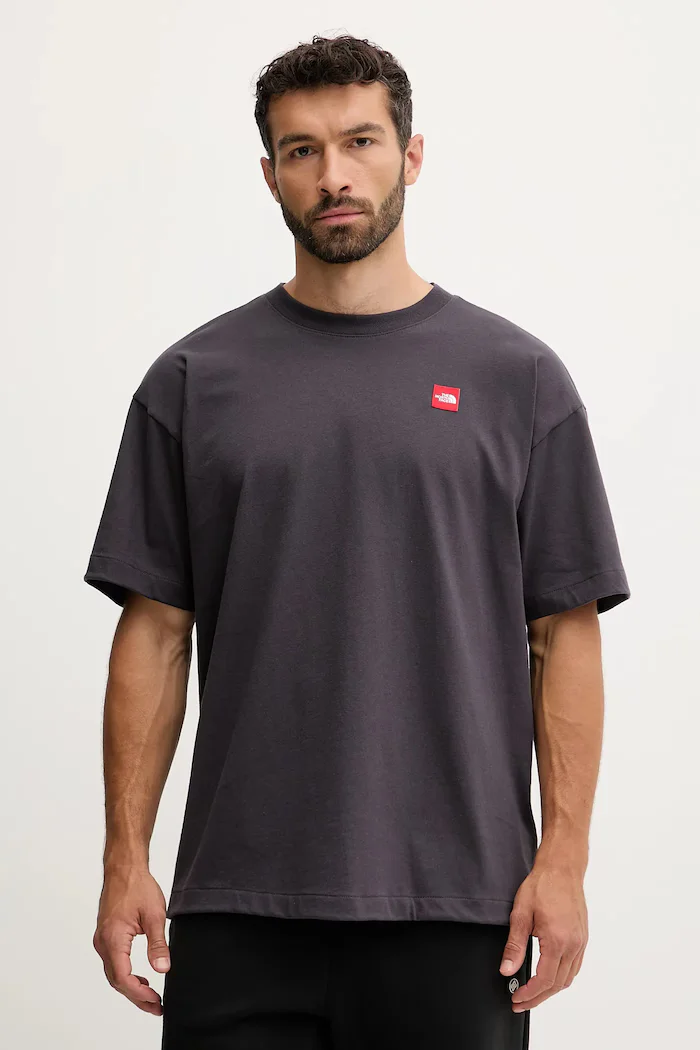The North Face Памучна тениска Redbox в сиво с апликация NF0A8EG50SA1